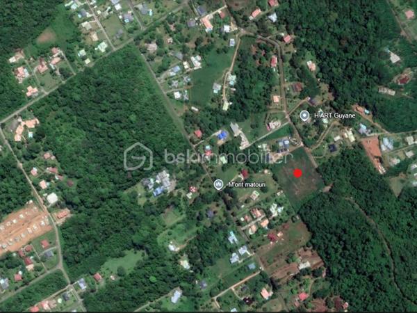Situé dans le secteur recherché de La Chaumière à Matoury, à proximité de Cayenne, cet ensemble foncier rare composé de deux parcelles attenantes développe une superficie totale d’environ 325 000 m², soit plus de 32 hectares, au cœur d’un environnement naturel remarquable.

Ce bien se distingue par un atout exceptionnel : la présence historique de sources naturelles identifiées sur le massif du Mont Grand Matoury, dans un secteur reconnu pour ses ressources en eau, ses criques forestières et son environnement préservé.

Selon les éléments historiques disponibles, ces sources auraient été exploitées pendant plus de 15 ans sans pénurie constatée. Elles auraient notamment permis l’arrosage d’une serre agricole d’environ 8 600 m², avec des volumes estimés entre 60 000 et 100 000 litres d’eau par jour.

Des analyses historiques réalisées par l’Institut Pasteur auraient également conclu à une eau pure, non polluée et propre à la consommation.

L’une des deux parcelles présente un intérêt particulier avec une surface constructible d’environ 4 400 m², offrant une base concrète pour envisager un projet de valorisation, sous réserve des autorisations administratives, techniques et réglementaires nécessaires.

L’ensemble constitue une opportunité foncière atypique, susceptible d’intéresser des porteurs de projets à forte valeur ajoutée : projet lié à l’eau, activité agricole ou agro-environnementale, écotourisme, projet patrimonial, environnemental ou réserve foncière stratégique dans un secteur recherché.

Ce domaine offre une combinaison rare : grande superficie, environnement naturel préservé, potentiel hydrique historique, surface constructible identifiée et localisation stratégique entre Matoury et Cayenne.

Une opportunité rare sur le marché guyanais, destinée à un acquéreur capable de porter un projet ambitieux, cohérent et respectueux du site.

Prix de vente : 790 000 € HAI

Dossier complet transmis uniquement sur demande sérieuse, après identification de l’acquéreur.