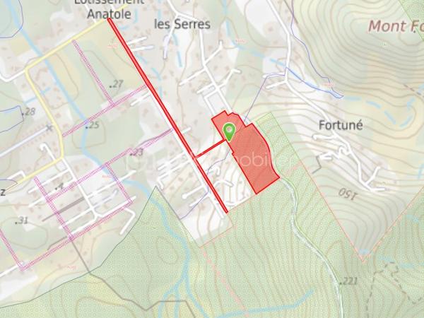 Situé dans le secteur recherché de La Chaumière à Matoury, à proximité de Cayenne, cet ensemble foncier rare composé de deux parcelles attenantes développe une superficie totale d’environ 325 000 m², soit plus de 32 hectares, au cœur d’un environnement naturel remarquable.

Ce bien se distingue par un atout exceptionnel : la présence historique de sources naturelles identifiées sur le massif du Mont Grand Matoury, dans un secteur reconnu pour ses ressources en eau, ses criques forestières et son environnement préservé.

Selon les éléments historiques disponibles, ces sources auraient été exploitées pendant plus de 15 ans sans pénurie constatée. Elles auraient notamment permis l’arrosage d’une serre agricole d’environ 8 600 m², avec des volumes estimés entre 60 000 et 100 000 litres d’eau par jour.

Des analyses historiques réalisées par l’Institut Pasteur auraient également conclu à une eau pure, non polluée et propre à la consommation.

L’une des deux parcelles présente un intérêt particulier avec une surface constructible d’environ 4 400 m², offrant une base concrète pour envisager un projet de valorisation, sous réserve des autorisations administratives, techniques et réglementaires nécessaires.

L’ensemble constitue une opportunité foncière atypique, susceptible d’intéresser des porteurs de projets à forte valeur ajoutée : projet lié à l’eau, activité agricole ou agro-environnementale, écotourisme, projet patrimonial, environnemental ou réserve foncière stratégique dans un secteur recherché.

Ce domaine offre une combinaison rare : grande superficie, environnement naturel préservé, potentiel hydrique historique, surface constructible identifiée et localisation stratégique entre Matoury et Cayenne.

Une opportunité rare sur le marché guyanais, destinée à un acquéreur capable de porter un projet ambitieux, cohérent et respectueux du site.

Prix de vente : 790 000 € HAI

Dossier complet transmis uniquement sur demande sérieuse, après identification de l’acquéreur.
