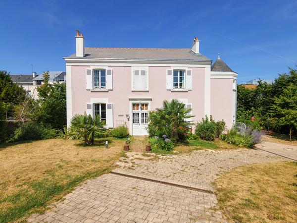 A vendre - Maison de Maître de 270 m² avec terrain de 1000 m² - jardin, cave et stationnements "Angers Ney/ St Serge"