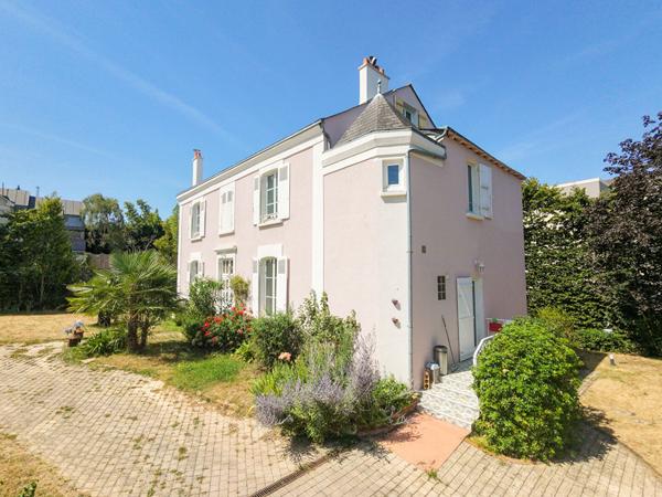 A vendre - Maison de Maître de 270 m² avec terrain de 1000 m² - jardin, cave et stationnements "Angers Ney/ St Serge"
