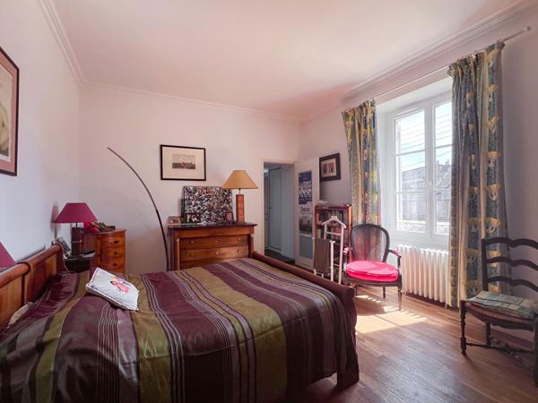 A vendre - Maison de Maître de 270 m² avec terrain de 1000 m² - jardin, cave et stationnements "Angers Ney/ St Serge"