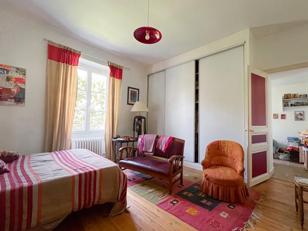 A vendre - Maison de Maître de 270 m² avec terrain de 1000 m² - jardin, cave et stationnements "Angers Ney/ St Serge"