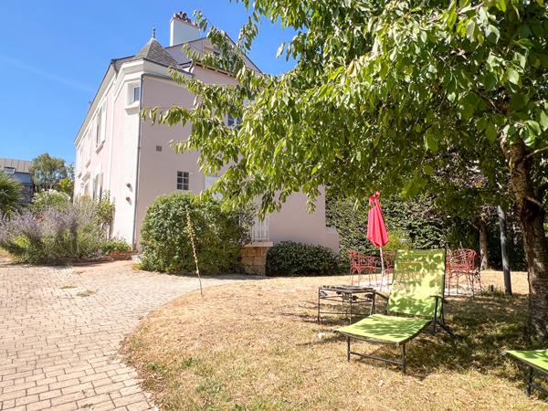 A vendre - Maison de Maître de 270 m² avec terrain de 1000 m² - jardin, cave et stationnements "Angers Ney/ St Serge"