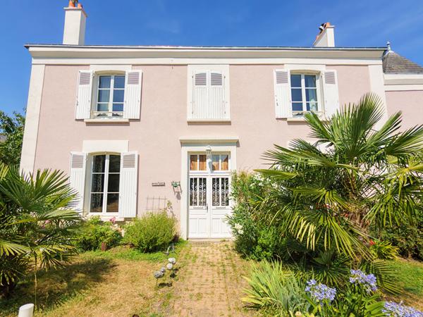 A vendre - Maison de Maître de 270 m² avec terrain de 1000 m² - jardin, cave et stationnements "Angers Ney/ St Serge"