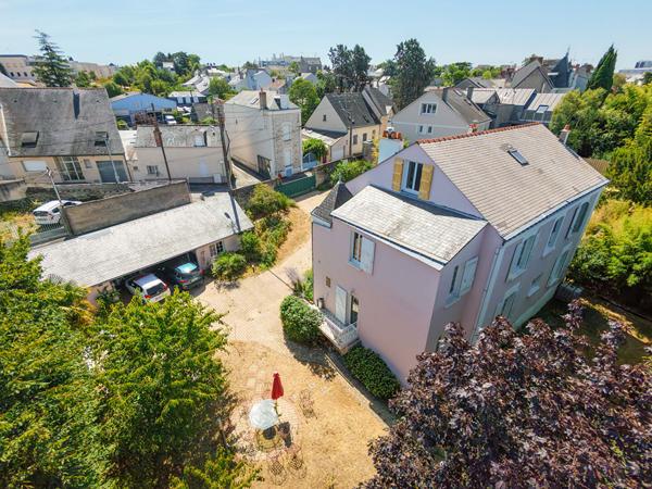 A vendre - Maison de Maître de 270 m² avec terrain de 1000 m² - jardin, cave et stationnements "Angers Ney/ St Serge"