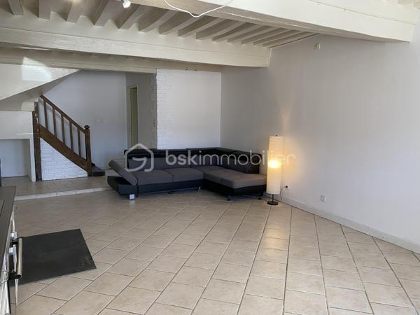 Située dans une rue très calme et non passante, cette maison de ville mitoyenne d’environ 95 m² offre un cadre agréable au cœur d’une région touristique recherchée, à proximité du Parc naturel régional du Morvan.
Répartie sur trois niveaux, cette maison présente un fort potentiel, aussi bien pour une résidence principale que pour un investissement locatif ou un projet de location saisonnière.
Au rez-de-chaussée, vous découvrirez une belle pièce de vie d’environ 33 m² avec cuisine équipée ouverte, offrant un espace convivial et chaleureux. Un poêle à bois apporte charme et confort à l’ensemble. Une salle d’eau avec cabine de douche, lavabo et WC complète ce niveau.
L’étage dessert deux chambres de 11,8 m² et 12 m², un espace de rangement ainsi qu’une seconde salle d’eau équipée d’une douche, d’un lavabo, d’un WC et d’une VMC.
Le dernier niveau accueille une vaste chambre mansardée d’environ 24 m² au sol, bénéficiant d’une belle hauteur sous plafond et de deux grandes fenêtres de toit apportant une agréable luminosité.
Les huisseries sont en PVC. Le chauffage est assuré par un système électrique complété par le chauffage bois.
Les atouts :
Rue calme et peu passante
Belle capacité d’accueil avec 3 chambres et 2 salles d'eau avec WC
Secteur touristique attractif
Potentiel locatif intéressant
Proximité nature, lacs et activités du Morvan
Une opportunité idéale pour les amateurs de nature, de tranquillité ou pour un investissement dans une région dynamique et touristique.

Selon l'article L.561.5 du Code Monétaire et Financier, pour l'organisation de la visite, la présentation d'une pièce d'identité vous sera demandée.