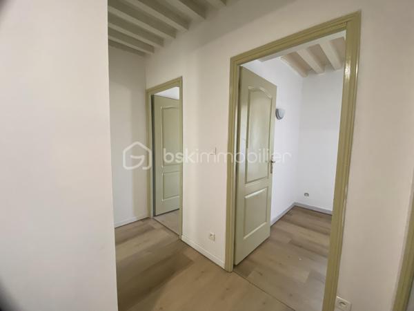 Située dans une rue très calme et non passante, cette maison de ville mitoyenne d’environ 95 m² offre un cadre agréable au cœur d’une région touristique recherchée, à proximité du Parc naturel régional du Morvan.
Répartie sur trois niveaux, cette maison présente un fort potentiel, aussi bien pour une résidence principale que pour un investissement locatif ou un projet de location saisonnière.
Au rez-de-chaussée, vous découvrirez une belle pièce de vie d’environ 33 m² avec cuisine équipée ouverte, offrant un espace convivial et chaleureux. Un poêle à bois apporte charme et confort à l’ensemble. Une salle d’eau avec cabine de douche, lavabo et WC complète ce niveau.
L’étage dessert deux chambres de 11,8 m² et 12 m², un espace de rangement ainsi qu’une seconde salle d’eau équipée d’une douche, d’un lavabo, d’un WC et d’une VMC.
Le dernier niveau accueille une vaste chambre mansardée d’environ 24 m² au sol, bénéficiant d’une belle hauteur sous plafond et de deux grandes fenêtres de toit apportant une agréable luminosité.
Les huisseries sont en PVC. Le chauffage est assuré par un système électrique complété par le chauffage bois.
Les atouts :
Rue calme et peu passante
Belle capacité d’accueil avec 3 chambres et 2 salles d'eau avec WC
Secteur touristique attractif
Potentiel locatif intéressant
Proximité nature, lacs et activités du Morvan
Une opportunité idéale pour les amateurs de nature, de tranquillité ou pour un investissement dans une région dynamique et touristique.

Selon l'article L.561.5 du Code Monétaire et Financier, pour l'organisation de la visite, la présentation d'une pièce d'identité vous sera demandée.