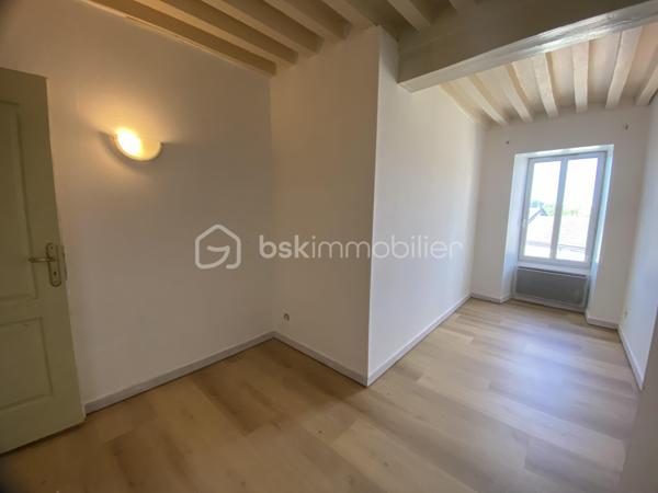 Située dans une rue très calme et non passante, cette maison de ville mitoyenne d’environ 95 m² offre un cadre agréable au cœur d’une région touristique recherchée, à proximité du Parc naturel régional du Morvan.
Répartie sur trois niveaux, cette maison présente un fort potentiel, aussi bien pour une résidence principale que pour un investissement locatif ou un projet de location saisonnière.
Au rez-de-chaussée, vous découvrirez une belle pièce de vie d’environ 33 m² avec cuisine équipée ouverte, offrant un espace convivial et chaleureux. Un poêle à bois apporte charme et confort à l’ensemble. Une salle d’eau avec cabine de douche, lavabo et WC complète ce niveau.
L’étage dessert deux chambres de 11,8 m² et 12 m², un espace de rangement ainsi qu’une seconde salle d’eau équipée d’une douche, d’un lavabo, d’un WC et d’une VMC.
Le dernier niveau accueille une vaste chambre mansardée d’environ 24 m² au sol, bénéficiant d’une belle hauteur sous plafond et de deux grandes fenêtres de toit apportant une agréable luminosité.
Les huisseries sont en PVC. Le chauffage est assuré par un système électrique complété par le chauffage bois.
Les atouts :
Rue calme et peu passante
Belle capacité d’accueil avec 3 chambres et 2 salles d'eau avec WC
Secteur touristique attractif
Potentiel locatif intéressant
Proximité nature, lacs et activités du Morvan
Une opportunité idéale pour les amateurs de nature, de tranquillité ou pour un investissement dans une région dynamique et touristique.

Selon l'article L.561.5 du Code Monétaire et Financier, pour l'organisation de la visite, la présentation d'une pièce d'identité vous sera demandée.