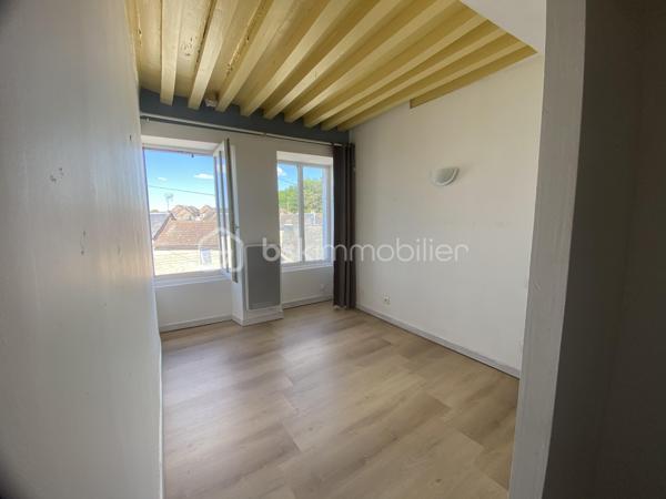 Située dans une rue très calme et non passante, cette maison de ville mitoyenne d’environ 95 m² offre un cadre agréable au cœur d’une région touristique recherchée, à proximité du Parc naturel régional du Morvan.
Répartie sur trois niveaux, cette maison présente un fort potentiel, aussi bien pour une résidence principale que pour un investissement locatif ou un projet de location saisonnière.
Au rez-de-chaussée, vous découvrirez une belle pièce de vie d’environ 33 m² avec cuisine équipée ouverte, offrant un espace convivial et chaleureux. Un poêle à bois apporte charme et confort à l’ensemble. Une salle d’eau avec cabine de douche, lavabo et WC complète ce niveau.
L’étage dessert deux chambres de 11,8 m² et 12 m², un espace de rangement ainsi qu’une seconde salle d’eau équipée d’une douche, d’un lavabo, d’un WC et d’une VMC.
Le dernier niveau accueille une vaste chambre mansardée d’environ 24 m² au sol, bénéficiant d’une belle hauteur sous plafond et de deux grandes fenêtres de toit apportant une agréable luminosité.
Les huisseries sont en PVC. Le chauffage est assuré par un système électrique complété par le chauffage bois.
Les atouts :
Rue calme et peu passante
Belle capacité d’accueil avec 3 chambres et 2 salles d'eau avec WC
Secteur touristique attractif
Potentiel locatif intéressant
Proximité nature, lacs et activités du Morvan
Une opportunité idéale pour les amateurs de nature, de tranquillité ou pour un investissement dans une région dynamique et touristique.

Selon l'article L.561.5 du Code Monétaire et Financier, pour l'organisation de la visite, la présentation d'une pièce d'identité vous sera demandée.