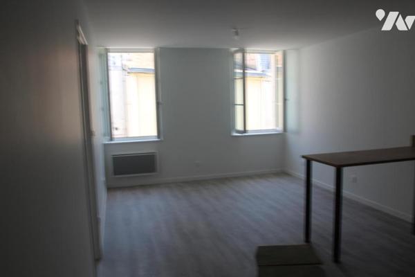 NIORT CENTRE VILLE, DANS UN IMMEUBLE COMPLETEMENT RESTAURE, 5 APPARTEMENTS DE TYPE 2.