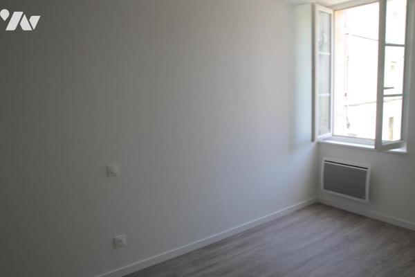 NIORT CENTRE VILLE, DANS UN IMMEUBLE COMPLETEMENT RESTAURE, 5 APPARTEMENTS DE TYPE 2.