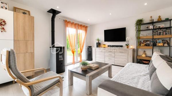 Cette maison individuelle de 92 m² saura séduire les familles à la recherche d'un bien entretenu, confortable et prêt à vivre.
Maison idéale pour une famille recherchant confort, économies d'énergie et vie de plain-pied dans un environnement calme.

Au rez-de-chaussée, vous découvrirez une agréable pièce de vie lumineuse exposée plein sud, comprenant un salon-séjour, une cuisine ouverte aménagée et équipée ainsi qu'un poêle à granulés apportant chaleur et convivialité au quotidien.
La maison offre une véritable vie de plain-pied grâce à une chambre et une salle de bains comprenant baignoire, double vasque et sèche-serviettes.
Un accès direct au garage depuis la maison complète ce niveau.
À l'étage, vous retrouverez deux belles chambres spacieuses et lumineuses.
À l'extérieur, vous profiterez d'un terrain de 526 m² avec une terrasse et un jardin clos exposés sud, parfaits pour profiter pleinement des journées ensoleillées. La propriété dispose également d'un portail électrique.
Depuis 2020, les propriétaires ont réalisé d'importants travaux d'amélioration, notamment l'isolation thermique par l'extérieur ainsi que la réfection complète de l'installation électrique.
DPE : C

Les + du bien :
• Exposition plein sud
• Vie de plain-pied
• Garage avec accès direct à la maison
• Terrasse et jardin exposés plein sud
• Portail électrique
• Poêle à granulés
• Isolation thermique par l'extérieur
• Électricité refaite
• DPE C

Une belle opportunité pour les acquéreurs à la recherche d'une maison familiale offrant confort, luminosité et prestations de qualité.

Contactez-nous dès maintenant pour organiser une visite.