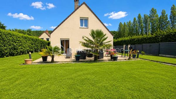 Cette maison individuelle de 92 m² saura séduire les familles à la recherche d'un bien entretenu, confortable et prêt à vivre.
Maison idéale pour une famille recherchant confort, économies d'énergie et vie de plain-pied dans un environnement calme.

Au rez-de-chaussée, vous découvrirez une agréable pièce de vie lumineuse exposée plein sud, comprenant un salon-séjour, une cuisine ouverte aménagée et équipée ainsi qu'un poêle à granulés apportant chaleur et convivialité au quotidien.
La maison offre une véritable vie de plain-pied grâce à une chambre et une salle de bains comprenant baignoire, double vasque et sèche-serviettes.
Un accès direct au garage depuis la maison complète ce niveau.
À l'étage, vous retrouverez deux belles chambres spacieuses et lumineuses.
À l'extérieur, vous profiterez d'un terrain de 526 m² avec une terrasse et un jardin clos exposés sud, parfaits pour profiter pleinement des journées ensoleillées. La propriété dispose également d'un portail électrique.
Depuis 2020, les propriétaires ont réalisé d'importants travaux d'amélioration, notamment l'isolation thermique par l'extérieur ainsi que la réfection complète de l'installation électrique.
DPE : C

Les + du bien :
• Exposition plein sud
• Vie de plain-pied
• Garage avec accès direct à la maison
• Terrasse et jardin exposés plein sud
• Portail électrique
• Poêle à granulés
• Isolation thermique par l'extérieur
• Électricité refaite
• DPE C

Une belle opportunité pour les acquéreurs à la recherche d'une maison familiale offrant confort, luminosité et prestations de qualité.

Contactez-nous dès maintenant pour organiser une visite.

Vous recherchez un bien ? 
Déposez vos critères ici et soyez informé(e) de nos nouveautés : https://tally.so/r/GxElWj