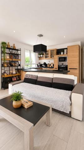 Cette maison individuelle de 92 m² saura séduire les familles à la recherche d'un bien entretenu, confortable et prêt à vivre.
Maison idéale pour une famille recherchant confort, économies d'énergie et vie de plain-pied dans un environnement calme.

Au rez-de-chaussée, vous découvrirez une agréable pièce de vie lumineuse exposée plein sud, comprenant un salon-séjour, une cuisine ouverte aménagée et équipée ainsi qu'un poêle à granulés apportant chaleur et convivialité au quotidien.
La maison offre une véritable vie de plain-pied grâce à une chambre et une salle de bains comprenant baignoire, double vasque et sèche-serviettes.
Un accès direct au garage depuis la maison complète ce niveau.
À l'étage, vous retrouverez deux belles chambres spacieuses et lumineuses.
À l'extérieur, vous profiterez d'un terrain de 526 m² avec une terrasse et un jardin clos exposés sud, parfaits pour profiter pleinement des journées ensoleillées. La propriété dispose également d'un portail électrique.
Depuis 2020, les propriétaires ont réalisé d'importants travaux d'amélioration, notamment l'isolation thermique par l'extérieur ainsi que la réfection complète de l'installation électrique.
DPE : C

Les + du bien :
• Exposition plein sud
• Vie de plain-pied
• Garage avec accès direct à la maison
• Terrasse et jardin exposés plein sud
• Portail électrique
• Poêle à granulés
• Isolation thermique par l'extérieur
• Électricité refaite
• DPE C

Une belle opportunité pour les acquéreurs à la recherche d'une maison familiale offrant confort, luminosité et prestations de qualité.

Contactez-nous dès maintenant pour organiser une visite.