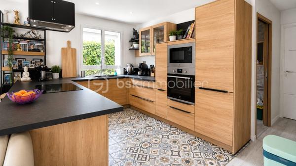 Cette maison individuelle de 92 m² saura séduire les familles à la recherche d'un bien entretenu, confortable et prêt à vivre.
Maison idéale pour une famille recherchant confort, économies d'énergie et vie de plain-pied dans un environnement calme.

Au rez-de-chaussée, vous découvrirez une agréable pièce de vie lumineuse exposée plein sud, comprenant un salon-séjour, une cuisine ouverte aménagée et équipée ainsi qu'un poêle à granulés apportant chaleur et convivialité au quotidien.
La maison offre une véritable vie de plain-pied grâce à une chambre et une salle de bains comprenant baignoire, double vasque et sèche-serviettes.
Un accès direct au garage depuis la maison complète ce niveau.
À l'étage, vous retrouverez deux belles chambres spacieuses et lumineuses.
À l'extérieur, vous profiterez d'un terrain de 526 m² avec une terrasse et un jardin clos exposés sud, parfaits pour profiter pleinement des journées ensoleillées. La propriété dispose également d'un portail électrique.
Depuis 2020, les propriétaires ont réalisé d'importants travaux d'amélioration, notamment l'isolation thermique par l'extérieur ainsi que la réfection complète de l'installation électrique.
DPE : C

Les + du bien :
• Exposition plein sud
• Vie de plain-pied
• Garage avec accès direct à la maison
• Terrasse et jardin exposés plein sud
• Portail électrique
• Poêle à granulés
• Isolation thermique par l'extérieur
• Électricité refaite
• DPE C

Une belle opportunité pour les acquéreurs à la recherche d'une maison familiale offrant confort, luminosité et prestations de qualité.

Contactez-nous dès maintenant pour organiser une visite.