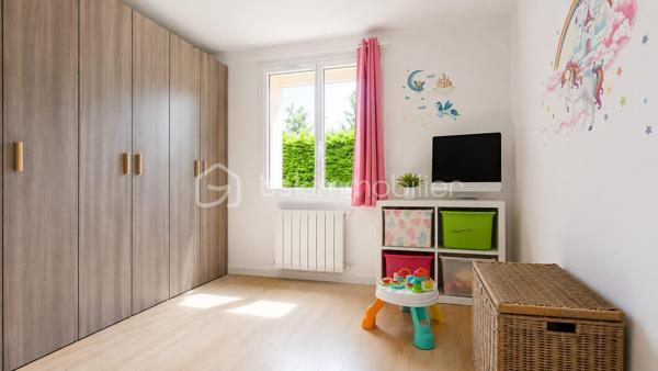 Cette maison individuelle de 92 m² saura séduire les familles à la recherche d'un bien entretenu, confortable et prêt à vivre.
Maison idéale pour une famille recherchant confort, économies d'énergie et vie de plain-pied dans un environnement calme.

Au rez-de-chaussée, vous découvrirez une agréable pièce de vie lumineuse exposée plein sud, comprenant un salon-séjour, une cuisine ouverte aménagée et équipée ainsi qu'un poêle à granulés apportant chaleur et convivialité au quotidien.
La maison offre une véritable vie de plain-pied grâce à une chambre et une salle de bains comprenant baignoire, double vasque et sèche-serviettes.
Un accès direct au garage depuis la maison complète ce niveau.
À l'étage, vous retrouverez deux belles chambres spacieuses et lumineuses.
À l'extérieur, vous profiterez d'un terrain de 526 m² avec une terrasse et un jardin clos exposés sud, parfaits pour profiter pleinement des journées ensoleillées. La propriété dispose également d'un portail électrique.
Depuis 2020, les propriétaires ont réalisé d'importants travaux d'amélioration, notamment l'isolation thermique par l'extérieur ainsi que la réfection complète de l'installation électrique.
DPE : C

Les + du bien :
• Exposition plein sud
• Vie de plain-pied
• Garage avec accès direct à la maison
• Terrasse et jardin exposés plein sud
• Portail électrique
• Poêle à granulés
• Isolation thermique par l'extérieur
• Électricité refaite
• DPE C

Une belle opportunité pour les acquéreurs à la recherche d'une maison familiale offrant confort, luminosité et prestations de qualité.

Contactez-nous dès maintenant pour organiser une visite.