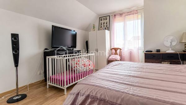 Cette maison individuelle de 92 m² saura séduire les familles à la recherche d'un bien entretenu, confortable et prêt à vivre.
Maison idéale pour une famille recherchant confort, économies d'énergie et vie de plain-pied dans un environnement calme.

Au rez-de-chaussée, vous découvrirez une agréable pièce de vie lumineuse exposée plein sud, comprenant un salon-séjour, une cuisine ouverte aménagée et équipée ainsi qu'un poêle à granulés apportant chaleur et convivialité au quotidien.
La maison offre une véritable vie de plain-pied grâce à une chambre et une salle de bains comprenant baignoire, double vasque et sèche-serviettes.
Un accès direct au garage depuis la maison complète ce niveau.
À l'étage, vous retrouverez deux belles chambres spacieuses et lumineuses.
À l'extérieur, vous profiterez d'un terrain de 526 m² avec une terrasse et un jardin clos exposés sud, parfaits pour profiter pleinement des journées ensoleillées. La propriété dispose également d'un portail électrique.
Depuis 2020, les propriétaires ont réalisé d'importants travaux d'amélioration, notamment l'isolation thermique par l'extérieur ainsi que la réfection complète de l'installation électrique.
DPE : C

Les + du bien :
• Exposition plein sud
• Vie de plain-pied
• Garage avec accès direct à la maison
• Terrasse et jardin exposés plein sud
• Portail électrique
• Poêle à granulés
• Isolation thermique par l'extérieur
• Électricité refaite
• DPE C

Une belle opportunité pour les acquéreurs à la recherche d'une maison familiale offrant confort, luminosité et prestations de qualité.

Contactez-nous dès maintenant pour organiser une visite.