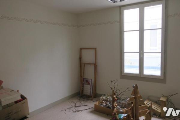 Immeuble - Local commercial - Bureaux - Combles aménageables - Garage. 277 m² cadastré.