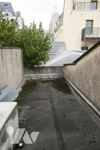 Immeuble - Local commercial - Bureaux - Combles aménageables - Garage. 277 m² cadastré.