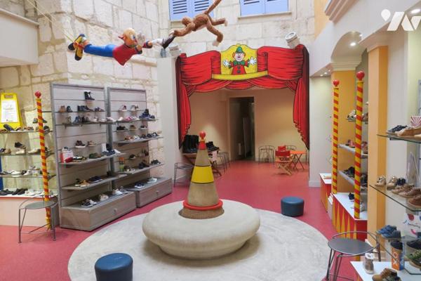 Immeuble - Local commercial - Bureaux - Combles aménageables - Garage. 277 m² cadastré.