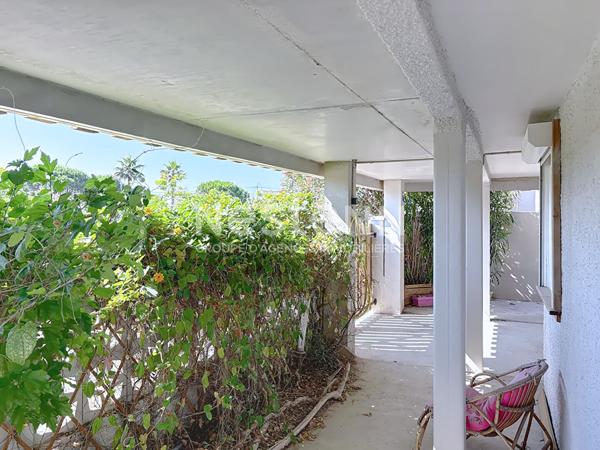 Charmant chalet 3 pièces entièrement rénové de 70 m² avec terrasse, espace arboré & garage à Gruissan Plage des Chalets