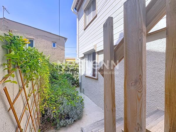 Charmant chalet 3 pièces entièrement rénové de 70 m² avec terrasse, espace arboré & garage à Gruissan Plage des Chalets