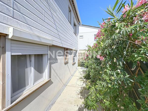 Charmant chalet 3 pièces entièrement rénové de 70 m² avec terrasse, espace arboré & garage à Gruissan Plage des Chalets