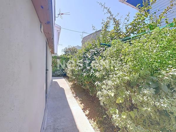 Charmant chalet 3 pièces entièrement rénové de 70 m² avec terrasse, espace arboré & garage à Gruissan Plage des Chalets