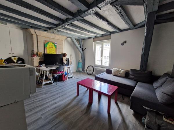 STUDIO 25M² HYPER CENTRE VILLE ( VIDE DE LOCATAIRE )