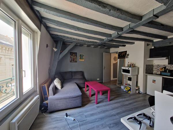 STUDIO 25M² HYPER CENTRE VILLE ( VIDE DE LOCATAIRE )
