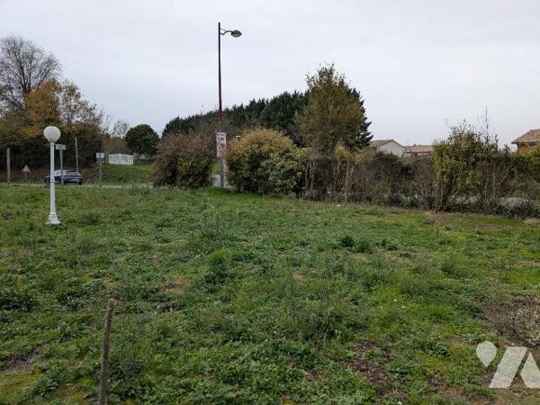 Terrain à Vendre à Créon (33670) en Gironde (33)

Au centre de Créon entre le nouveau Lycée e...