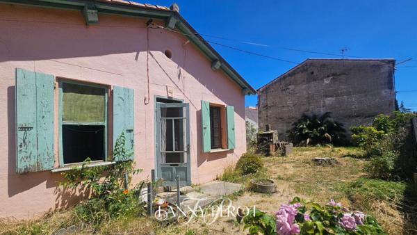 Saint-Cyprien - Maison à rénover sur beau terrain avec de multiples possibilités