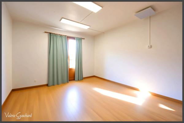 Montpon Ménestérol - Maison 4 chambres + bureau et terrain 5427m²