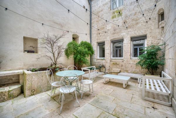 Appartement 2 chambres avec patio et cave dans le triangle d'or de La Rochelle