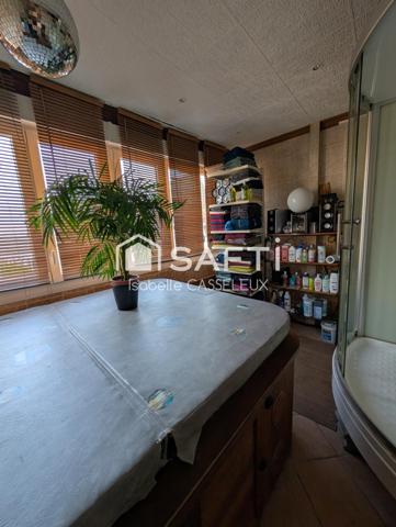 Saint-Quentin - Remicourt : Un immeuble au cachet unique, avec un vaste local commercial en vitrine sur rue passante, idéal pour donner vie à vos projets les plus ambitieux.