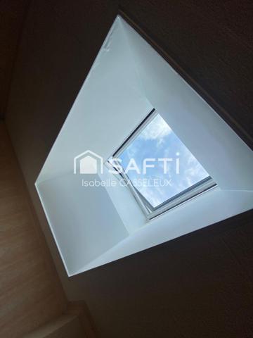 Saint-Quentin - Remicourt : Un immeuble au cachet unique, avec un vaste local commercial en vitrine sur rue passante, idéal pour donner vie à vos projets les plus ambitieux.