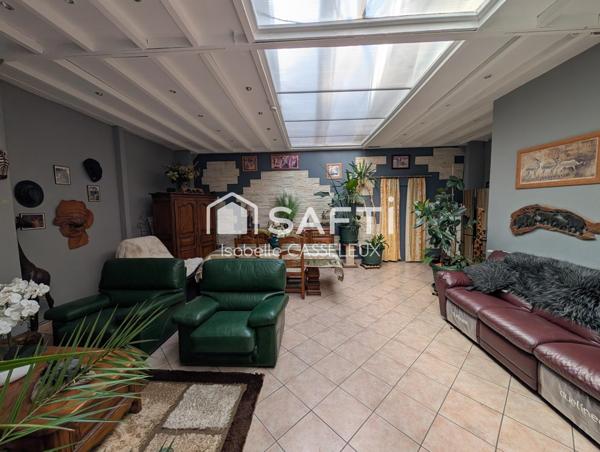 Saint-Quentin - Remicourt : Un immeuble au cachet unique, avec un vaste local commercial en vitrine sur rue passante, idéal pour donner vie à vos projets les plus ambitieux.