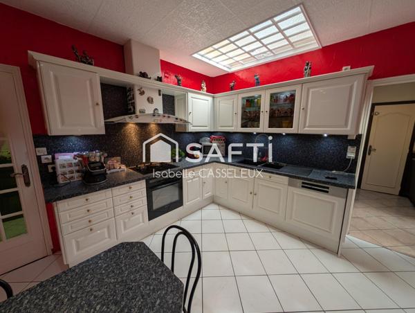 Saint-Quentin - Remicourt : Un immeuble au cachet unique, avec un vaste local commercial en vitrine sur rue passante, idéal pour donner vie à vos projets les plus ambitieux.