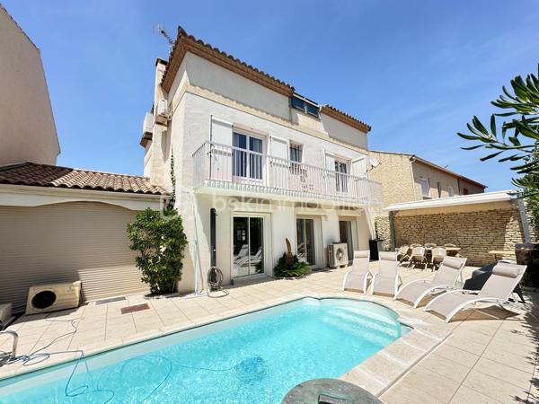 À Valras-Plage – Superbe maison T6 de 190 m² avec piscine chauffée et garage

Idéalement située, à proximité immédiate du centre-ville et des plages, découvrez cette magnifique maison T6 de 190 m² offrant de beaux volumes et des prestations de qualité.

Dès l'entrée, vous serez séduits par un vaste séjour/salon d'environ 60 m², baigné de lumière grâce à ses larges baies vitrées ouvrant sur le jardin et la piscine. Une cuisine indépendante complète cet espace de vie, ainsi qu'un WC.

À l'étage, l'espace nuit se compose de trois grandes chambres, dont une belle suite parentale avec dressing et salle d'eau privative. Vous trouverez également une salle de bains et un WC indépendant.

Le deuxième étage accueille un espace d'environ 50 m² avec salle d'eau et WC, idéal pour une quatrième chambre, une suite indépendante, un bureau ou une salle de loisirs.

À l'extérieur, profitez d'un agréable jardin avec une piscine chauffée de 3,60 x 6,50 m, parfaite pour les beaux jours.

Un garage/buanderie de 25 m², attenant à la maison, complète ce bien.

Les atouts :

Maison en excellent état.
Climatisation dans l'ensemble de la maison.
Très beaux volumes.
Piscine chauffée.
Garage.
Emplacement recherché, à quelques minutes à pied des commerces et de la plage.

Une maison rare sur le secteur, idéale pour une résidence principale comme pour une résidence secondaire.