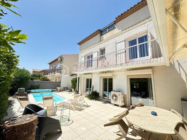 À Valras-Plage – Superbe maison T6 de 190 m² avec piscine chauffée et garage

Idéalement située, à proximité immédiate du centre-ville et des plages, découvrez cette magnifique maison T6 de 190 m² offrant de beaux volumes et des prestations de qualité.

Dès l'entrée, vous serez séduits par un vaste séjour/salon d'environ 60 m², baigné de lumière grâce à ses larges baies vitrées ouvrant sur le jardin et la piscine. Une cuisine indépendante complète cet espace de vie, ainsi qu'un WC.

À l'étage, l'espace nuit se compose de trois grandes chambres, dont une belle suite parentale avec dressing et salle d'eau privative. Vous trouverez également une salle de bains et un WC indépendant.

Le deuxième étage accueille un espace d'environ 50 m² avec salle d'eau et WC, idéal pour une quatrième chambre, une suite indépendante, un bureau ou une salle de loisirs.

À l'extérieur, profitez d'un agréable jardin avec une piscine chauffée de 3,60 x 6,50 m, parfaite pour les beaux jours.

Un garage/buanderie de 25 m², attenant à la maison, complète ce bien.

Les atouts :

Maison en excellent état.
Climatisation dans l'ensemble de la maison.
Très beaux volumes.
Piscine chauffée.
Garage.
Emplacement recherché, à quelques minutes à pied des commerces et de la plage.

Une maison rare sur le secteur, idéale pour une résidence principale comme pour une résidence secondaire.