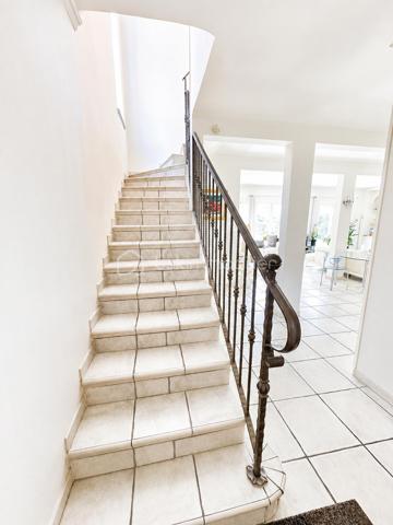 À Valras-Plage – Superbe maison T6 de 190 m² avec piscine chauffée et garage

Idéalement située, à proximité immédiate du centre-ville et des plages, découvrez cette magnifique maison T6 de 190 m² offrant de beaux volumes et des prestations de qualité.

Dès l'entrée, vous serez séduits par un vaste séjour/salon d'environ 60 m², baigné de lumière grâce à ses larges baies vitrées ouvrant sur le jardin et la piscine. Une cuisine indépendante complète cet espace de vie, ainsi qu'un WC.

À l'étage, l'espace nuit se compose de trois grandes chambres, dont une belle suite parentale avec dressing et salle d'eau privative. Vous trouverez également une salle de bains et un WC indépendant.

Le deuxième étage accueille un espace d'environ 50 m² avec salle d'eau et WC, idéal pour une quatrième chambre, une suite indépendante, un bureau ou une salle de loisirs.

À l'extérieur, profitez d'un agréable jardin avec une piscine chauffée de 3,60 x 6,50 m, parfaite pour les beaux jours.

Un garage/buanderie de 25 m², attenant à la maison, complète ce bien.

Les atouts :

Maison en excellent état.
Climatisation dans l'ensemble de la maison.
Très beaux volumes.
Piscine chauffée.
Garage.
Emplacement recherché, à quelques minutes à pied des commerces et de la plage.

Une maison rare sur le secteur, idéale pour une résidence principale comme pour une résidence secondaire.
