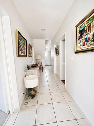 À Valras-Plage – Superbe maison T6 de 190 m² avec piscine chauffée et garage

Idéalement située, à proximité immédiate du centre-ville et des plages, découvrez cette magnifique maison T6 de 190 m² offrant de beaux volumes et des prestations de qualité.

Dès l'entrée, vous serez séduits par un vaste séjour/salon d'environ 60 m², baigné de lumière grâce à ses larges baies vitrées ouvrant sur le jardin et la piscine. Une cuisine indépendante complète cet espace de vie, ainsi qu'un WC.

À l'étage, l'espace nuit se compose de trois grandes chambres, dont une belle suite parentale avec dressing et salle d'eau privative. Vous trouverez également une salle de bains et un WC indépendant.

Le deuxième étage accueille un espace d'environ 50 m² avec salle d'eau et WC, idéal pour une quatrième chambre, une suite indépendante, un bureau ou une salle de loisirs.

À l'extérieur, profitez d'un agréable jardin avec une piscine chauffée de 3,60 x 6,50 m, parfaite pour les beaux jours.

Un garage/buanderie de 25 m², attenant à la maison, complète ce bien.

Les atouts :

Maison en excellent état.
Climatisation dans l'ensemble de la maison.
Très beaux volumes.
Piscine chauffée.
Garage.
Emplacement recherché, à quelques minutes à pied des commerces et de la plage.

Une maison rare sur le secteur, idéale pour une résidence principale comme pour une résidence secondaire.