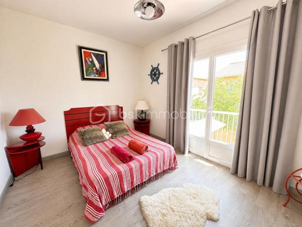 À Valras-Plage – Superbe maison T6 de 190 m² avec piscine chauffée et garage

Idéalement située, à proximité immédiate du centre-ville et des plages, découvrez cette magnifique maison T6 de 190 m² offrant de beaux volumes et des prestations de qualité.

Dès l'entrée, vous serez séduits par un vaste séjour/salon d'environ 60 m², baigné de lumière grâce à ses larges baies vitrées ouvrant sur le jardin et la piscine. Une cuisine indépendante complète cet espace de vie, ainsi qu'un WC.

À l'étage, l'espace nuit se compose de trois grandes chambres, dont une belle suite parentale avec dressing et salle d'eau privative. Vous trouverez également une salle de bains et un WC indépendant.

Le deuxième étage accueille un espace d'environ 50 m² avec salle d'eau et WC, idéal pour une quatrième chambre, une suite indépendante, un bureau ou une salle de loisirs.

À l'extérieur, profitez d'un agréable jardin avec une piscine chauffée de 3,60 x 6,50 m, parfaite pour les beaux jours.

Un garage/buanderie de 25 m², attenant à la maison, complète ce bien.

Les atouts :

Maison en excellent état.
Climatisation dans l'ensemble de la maison.
Très beaux volumes.
Piscine chauffée.
Garage.
Emplacement recherché, à quelques minutes à pied des commerces et de la plage.

Une maison rare sur le secteur, idéale pour une résidence principale comme pour une résidence secondaire.