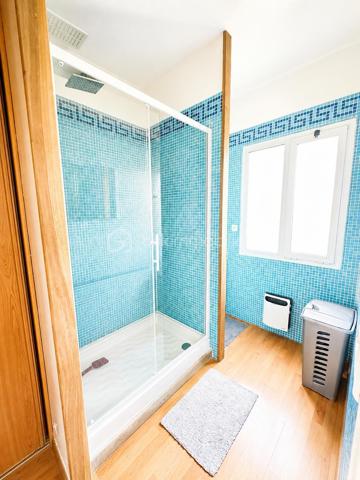 À Valras-Plage – Superbe maison T6 de 190 m² avec piscine chauffée et garage

Idéalement située, à proximité immédiate du centre-ville et des plages, découvrez cette magnifique maison T6 de 190 m² offrant de beaux volumes et des prestations de qualité.

Dès l'entrée, vous serez séduits par un vaste séjour/salon d'environ 60 m², baigné de lumière grâce à ses larges baies vitrées ouvrant sur le jardin et la piscine. Une cuisine indépendante complète cet espace de vie, ainsi qu'un WC.

À l'étage, l'espace nuit se compose de trois grandes chambres, dont une belle suite parentale avec dressing et salle d'eau privative. Vous trouverez également une salle de bains et un WC indépendant.

Le deuxième étage accueille un espace d'environ 50 m² avec salle d'eau et WC, idéal pour une quatrième chambre, une suite indépendante, un bureau ou une salle de loisirs.

À l'extérieur, profitez d'un agréable jardin avec une piscine chauffée de 3,60 x 6,50 m, parfaite pour les beaux jours.

Un garage/buanderie de 25 m², attenant à la maison, complète ce bien.

Les atouts :

Maison en excellent état.
Climatisation dans l'ensemble de la maison.
Très beaux volumes.
Piscine chauffée.
Garage.
Emplacement recherché, à quelques minutes à pied des commerces et de la plage.

Une maison rare sur le secteur, idéale pour une résidence principale comme pour une résidence secondaire.