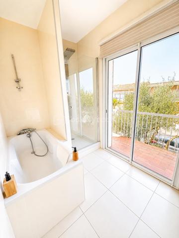 À Valras-Plage – Superbe maison T6 de 190 m² avec piscine chauffée et garage

Idéalement située, à proximité immédiate du centre-ville et des plages, découvrez cette magnifique maison T6 de 190 m² offrant de beaux volumes et des prestations de qualité.

Dès l'entrée, vous serez séduits par un vaste séjour/salon d'environ 60 m², baigné de lumière grâce à ses larges baies vitrées ouvrant sur le jardin et la piscine. Une cuisine indépendante complète cet espace de vie, ainsi qu'un WC.

À l'étage, l'espace nuit se compose de trois grandes chambres, dont une belle suite parentale avec dressing et salle d'eau privative. Vous trouverez également une salle de bains et un WC indépendant.

Le deuxième étage accueille un espace d'environ 50 m² avec salle d'eau et WC, idéal pour une quatrième chambre, une suite indépendante, un bureau ou une salle de loisirs.

À l'extérieur, profitez d'un agréable jardin avec une piscine chauffée de 3,60 x 6,50 m, parfaite pour les beaux jours.

Un garage/buanderie de 25 m², attenant à la maison, complète ce bien.

Les atouts :

Maison en excellent état.
Climatisation dans l'ensemble de la maison.
Très beaux volumes.
Piscine chauffée.
Garage.
Emplacement recherché, à quelques minutes à pied des commerces et de la plage.

Une maison rare sur le secteur, idéale pour une résidence principale comme pour une résidence secondaire.