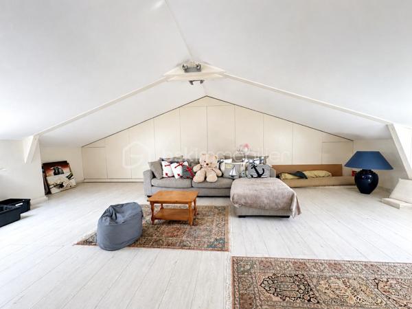 À Valras-Plage – Superbe maison T6 de 190 m² avec piscine chauffée et garage

Idéalement située, à proximité immédiate du centre-ville et des plages, découvrez cette magnifique maison T6 de 190 m² offrant de beaux volumes et des prestations de qualité.

Dès l'entrée, vous serez séduits par un vaste séjour/salon d'environ 60 m², baigné de lumière grâce à ses larges baies vitrées ouvrant sur le jardin et la piscine. Une cuisine indépendante complète cet espace de vie, ainsi qu'un WC.

À l'étage, l'espace nuit se compose de trois grandes chambres, dont une belle suite parentale avec dressing et salle d'eau privative. Vous trouverez également une salle de bains et un WC indépendant.

Le deuxième étage accueille un espace d'environ 50 m² avec salle d'eau et WC, idéal pour une quatrième chambre, une suite indépendante, un bureau ou une salle de loisirs.

À l'extérieur, profitez d'un agréable jardin avec une piscine chauffée de 3,60 x 6,50 m, parfaite pour les beaux jours.

Un garage/buanderie de 25 m², attenant à la maison, complète ce bien.

Les atouts :

Maison en excellent état.
Climatisation dans l'ensemble de la maison.
Très beaux volumes.
Piscine chauffée.
Garage.
Emplacement recherché, à quelques minutes à pied des commerces et de la plage.

Une maison rare sur le secteur, idéale pour une résidence principale comme pour une résidence secondaire.