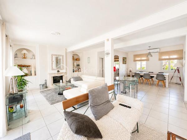 À Valras-Plage – Superbe maison T6 de 190 m² avec piscine chauffée et garage

Idéalement située, à proximité immédiate du centre-ville et des plages, découvrez cette magnifique maison T6 de 190 m² offrant de beaux volumes et des prestations de qualité.

Dès l'entrée, vous serez séduits par un vaste séjour/salon d'environ 60 m², baigné de lumière grâce à ses larges baies vitrées ouvrant sur le jardin et la piscine. Une cuisine indépendante complète cet espace de vie, ainsi qu'un WC.

À l'étage, l'espace nuit se compose de trois grandes chambres, dont une belle suite parentale avec dressing et salle d'eau privative. Vous trouverez également une salle de bains et un WC indépendant.

Le deuxième étage accueille un espace d'environ 50 m² avec salle d'eau et WC, idéal pour une quatrième chambre, une suite indépendante, un bureau ou une salle de loisirs.

À l'extérieur, profitez d'un agréable jardin avec une piscine chauffée de 3,60 x 6,50 m, parfaite pour les beaux jours.

Un garage/buanderie de 25 m², attenant à la maison, complète ce bien.

Les atouts :

Maison en excellent état.
Climatisation dans l'ensemble de la maison.
Très beaux volumes.
Piscine chauffée.
Garage.
Emplacement recherché, à quelques minutes à pied des commerces et de la plage.

Une maison rare sur le secteur, idéale pour une résidence principale comme pour une résidence secondaire.