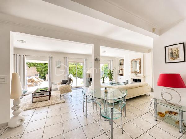 À Valras-Plage – Superbe maison T6 de 190 m² avec piscine chauffée et garage

Idéalement située, à proximité immédiate du centre-ville et des plages, découvrez cette magnifique maison T6 de 190 m² offrant de beaux volumes et des prestations de qualité.

Dès l'entrée, vous serez séduits par un vaste séjour/salon d'environ 60 m², baigné de lumière grâce à ses larges baies vitrées ouvrant sur le jardin et la piscine. Une cuisine indépendante complète cet espace de vie, ainsi qu'un WC.

À l'étage, l'espace nuit se compose de trois grandes chambres, dont une belle suite parentale avec dressing et salle d'eau privative. Vous trouverez également une salle de bains et un WC indépendant.

Le deuxième étage accueille un espace d'environ 50 m² avec salle d'eau et WC, idéal pour une quatrième chambre, une suite indépendante, un bureau ou une salle de loisirs.

À l'extérieur, profitez d'un agréable jardin avec une piscine chauffée de 3,60 x 6,50 m, parfaite pour les beaux jours.

Un garage/buanderie de 25 m², attenant à la maison, complète ce bien.

Les atouts :

Maison en excellent état.
Climatisation dans l'ensemble de la maison.
Très beaux volumes.
Piscine chauffée.
Garage.
Emplacement recherché, à quelques minutes à pied des commerces et de la plage.

Une maison rare sur le secteur, idéale pour une résidence principale comme pour une résidence secondaire.
