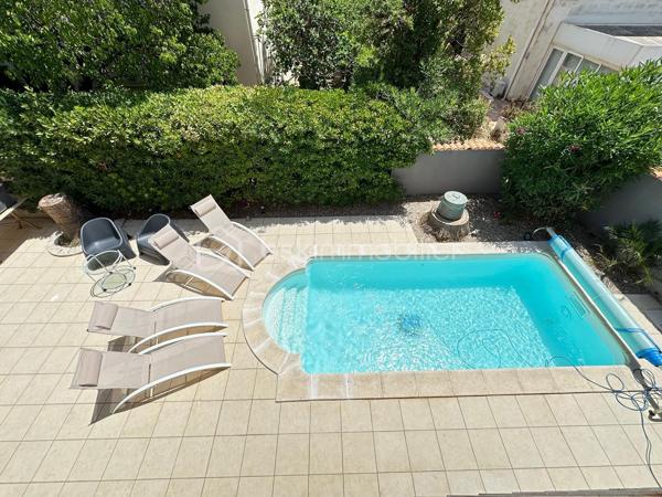 À Valras-Plage – Superbe maison T6 de 190 m² avec piscine chauffée et garage

Idéalement située, à proximité immédiate du centre-ville et des plages, découvrez cette magnifique maison T6 de 190 m² offrant de beaux volumes et des prestations de qualité.

Dès l'entrée, vous serez séduits par un vaste séjour/salon d'environ 60 m², baigné de lumière grâce à ses larges baies vitrées ouvrant sur le jardin et la piscine. Une cuisine indépendante complète cet espace de vie, ainsi qu'un WC.

À l'étage, l'espace nuit se compose de trois grandes chambres, dont une belle suite parentale avec dressing et salle d'eau privative. Vous trouverez également une salle de bains et un WC indépendant.

Le deuxième étage accueille un espace d'environ 50 m² avec salle d'eau et WC, idéal pour une quatrième chambre, une suite indépendante, un bureau ou une salle de loisirs.

À l'extérieur, profitez d'un agréable jardin avec une piscine chauffée de 3,60 x 6,50 m, parfaite pour les beaux jours.

Un garage/buanderie de 25 m², attenant à la maison, complète ce bien.

Les atouts :

Maison en excellent état.
Climatisation dans l'ensemble de la maison.
Très beaux volumes.
Piscine chauffée.
Garage.
Emplacement recherché, à quelques minutes à pied des commerces et de la plage.

Une maison rare sur le secteur, idéale pour une résidence principale comme pour une résidence secondaire.