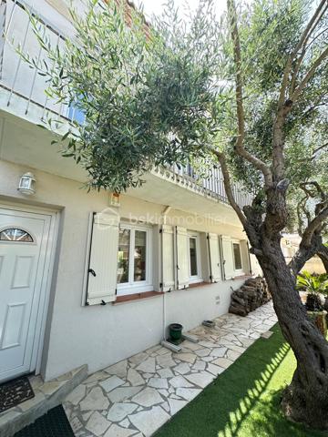 À Valras-Plage – Superbe maison T6 de 190 m² avec piscine chauffée et garage

Idéalement située, à proximité immédiate du centre-ville et des plages, découvrez cette magnifique maison T6 de 190 m² offrant de beaux volumes et des prestations de qualité.

Dès l'entrée, vous serez séduits par un vaste séjour/salon d'environ 60 m², baigné de lumière grâce à ses larges baies vitrées ouvrant sur le jardin et la piscine. Une cuisine indépendante complète cet espace de vie, ainsi qu'un WC.

À l'étage, l'espace nuit se compose de trois grandes chambres, dont une belle suite parentale avec dressing et salle d'eau privative. Vous trouverez également une salle de bains et un WC indépendant.

Le deuxième étage accueille un espace d'environ 50 m² avec salle d'eau et WC, idéal pour une quatrième chambre, une suite indépendante, un bureau ou une salle de loisirs.

À l'extérieur, profitez d'un agréable jardin avec une piscine chauffée de 3,60 x 6,50 m, parfaite pour les beaux jours.

Un garage/buanderie de 25 m², attenant à la maison, complète ce bien.

Les atouts :

Maison en excellent état.
Climatisation dans l'ensemble de la maison.
Très beaux volumes.
Piscine chauffée.
Garage.
Emplacement recherché, à quelques minutes à pied des commerces et de la plage.

Une maison rare sur le secteur, idéale pour une résidence principale comme pour une résidence secondaire.
